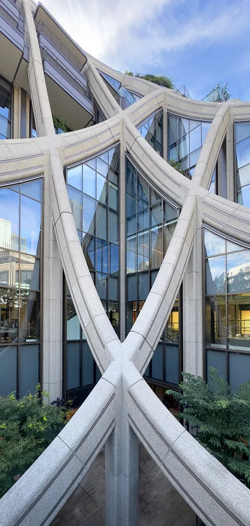 Fachada de vidrio de un edificio corporativo