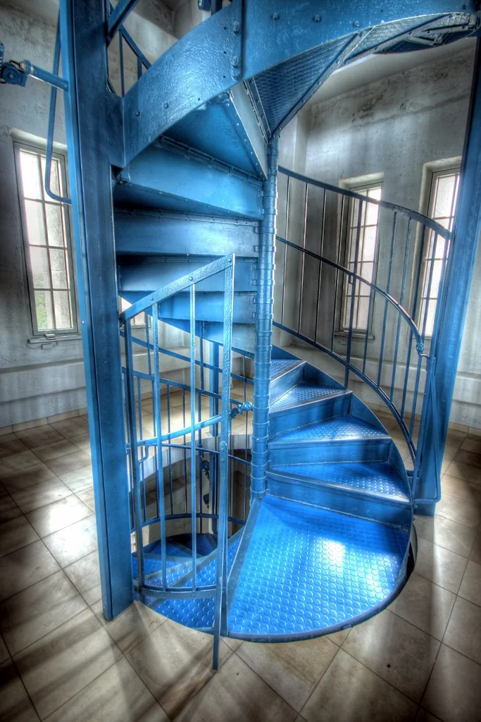 Escalera de caracol azul, vista descendente